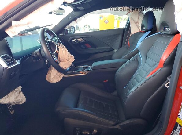 3MF13DM00P8D48987 2023 BMW M2 Red წინა სალონის ხედი