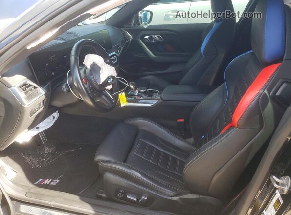 3MF13DM04P8D41413 2023 BMW M2 Black წინა სალონის ხედი