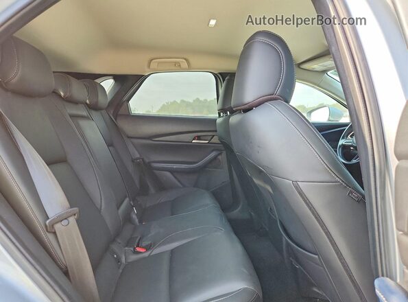 3MVDMBBL5MM225587 2021 MAZDA CX-30 Silver Widok wnętrza z tyłu