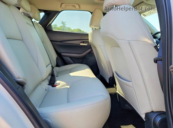 3MVDMBDM2RM711996 2024 MAZDA CX-30 White Vista interior trasera