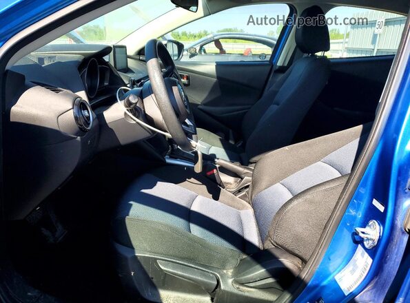 3MYDLBJV0LY714348 2020 TOYOTA YARIS Синий Вид салона спереди