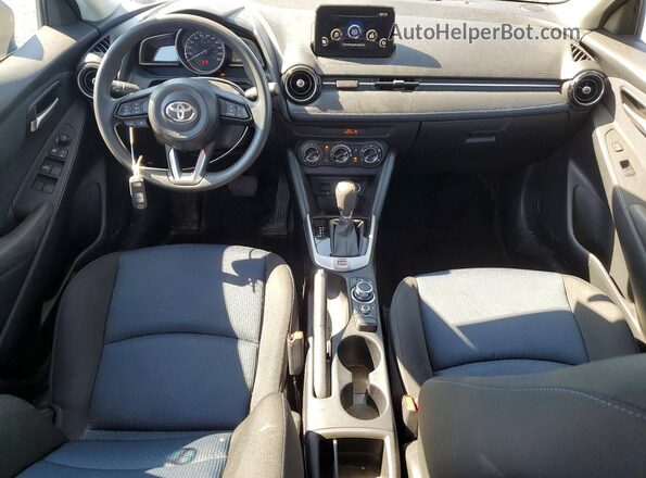 3MYDLBJV0LY714348 2020 TOYOTA YARIS Синий Вид панели приборов