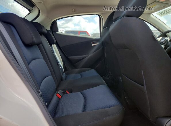 3MYDLBJV9LY703154 2020 TOYOTA YARIS White Հետևի նստատեղերի տեսք