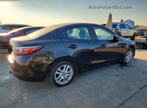 3MYDLBYV0HY162461 2017 TOYOTA YARIS Black Front right