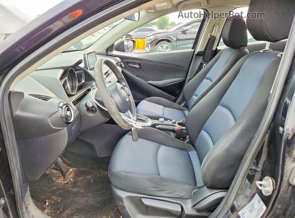 3MYDLBYV0HY164484 2017 TOYOTA YARIS Черный Вид салона спереди
