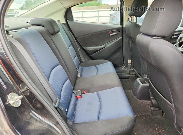 3MYDLBYV0HY164484 2017 TOYOTA YARIS Черный Вид задних сидений