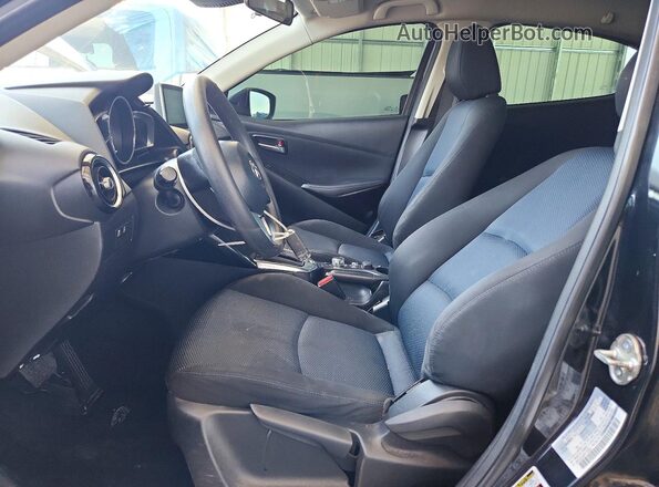 3MYDLBYV0HY170303 2017 TOYOTA YARIS Black Widok wnętrza z przodu
