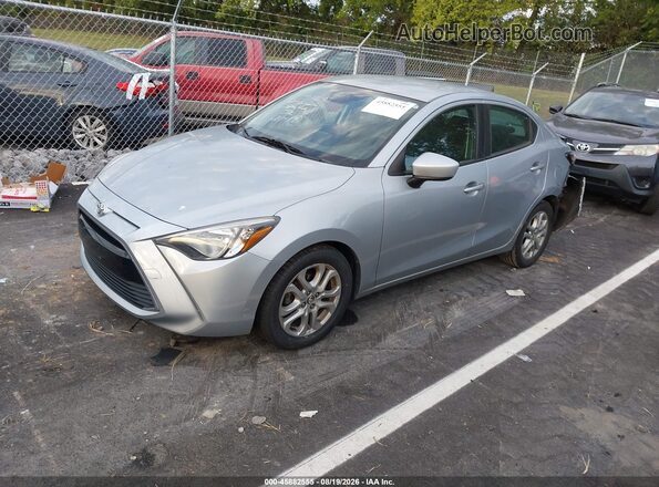 3MYDLBYV0HY183522 2017 TOYOTA YARIS IA Silver წინა მარცხენა ხედი სამი მეოთხედიდან