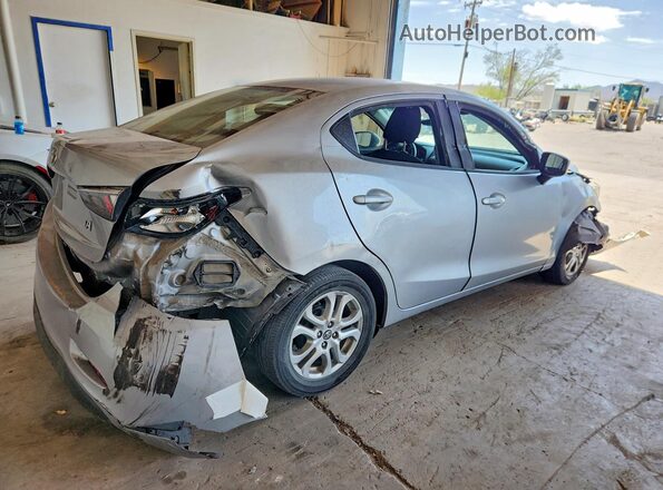 3MYDLBYV0JY306404 2018 TOYOTA YARIS Silver Задня права чверть