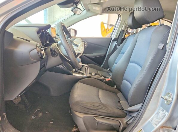 3MYDLBYV0JY306404 2018 TOYOTA YARIS Silver Вид салону спереду