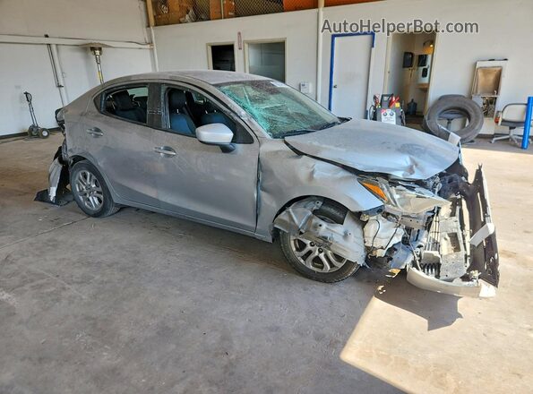 3MYDLBYV0JY306404 2018 TOYOTA YARIS Silver Передня права чверть