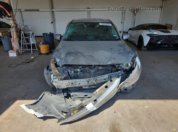 3MYDLBYV0JY306404 2018 TOYOTA YARIS Silver Вид спереду