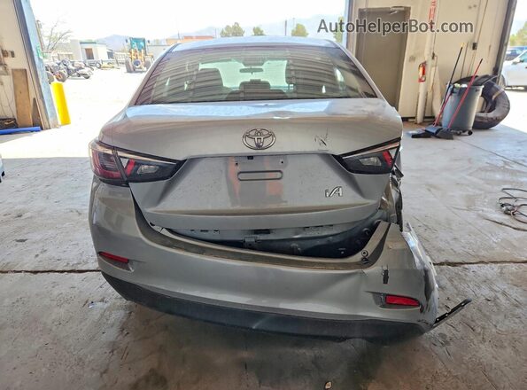 3MYDLBYV0JY306404 2018 TOYOTA YARIS Silver Вид ззаду
