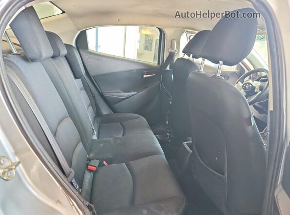 3MYDLBYV0JY306404 2018 TOYOTA YARIS Silver Вид задніх сидінь