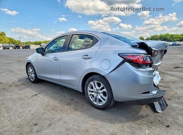 3MYDLBYV0JY332145 2018 TOYOTA YARIS Серебряный Задняя левая четверть
