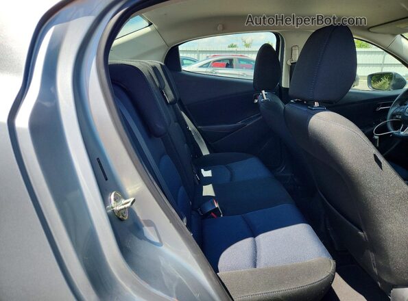 3MYDLBYV0JY332145 2018 TOYOTA YARIS Серебряный Вид задних сидений