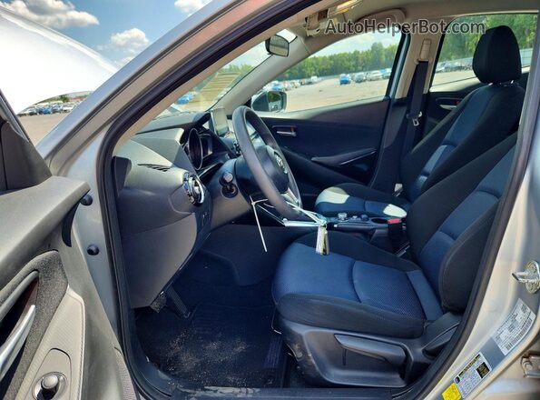 3MYDLBYV0JY332145 2018 TOYOTA YARIS Серебряный Вид салона спереди
