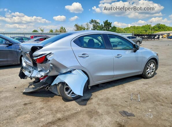 3MYDLBYV0JY332145 2018 TOYOTA YARIS Серебряный Задняя правая четверть