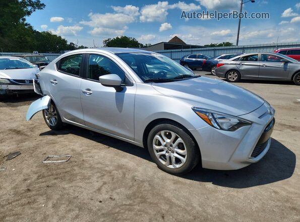3MYDLBYV0JY332145 2018 TOYOTA YARIS Серебряный Передняя правая четверть