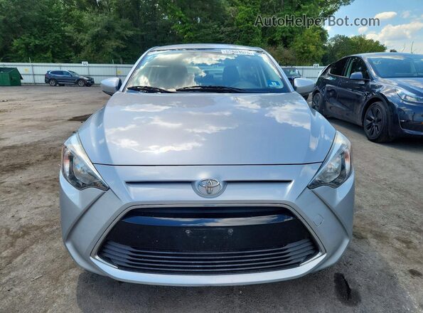 3MYDLBYV0JY332145 2018 TOYOTA YARIS Серебряный Вид спереди