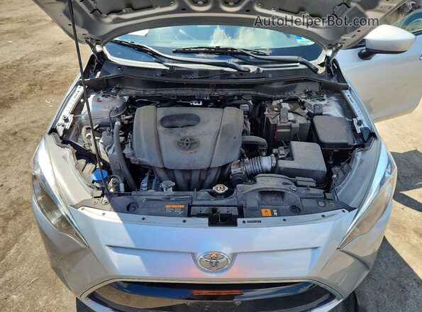 3MYDLBYV0JY332145 2018 TOYOTA YARIS Серебряный Вид задней части салона