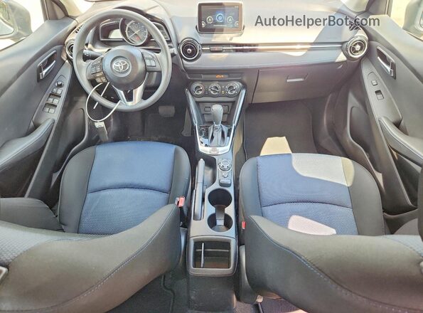 3MYDLBYV0JY332145 2018 TOYOTA YARIS Серебряный Вид панели приборов