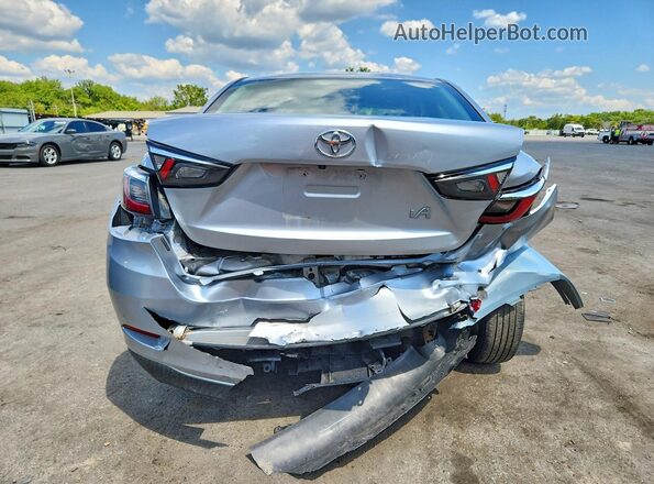3MYDLBYV0JY332145 2018 TOYOTA YARIS Серебряный Вид сзади
