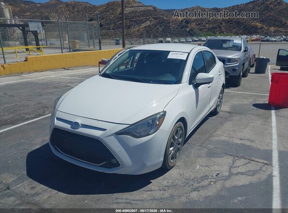 3MYDLBYV0KY525459 2019 TOYOTA YARIS White წინა მარცხენა ხედი სამი მეოთხედიდან