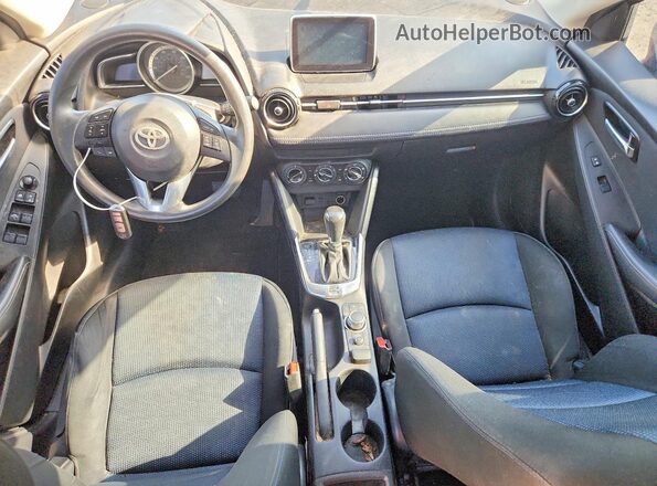 3MYDLBYV1HY189653 2017 TOYOTA YARIS Бордовый Вид панели приборов