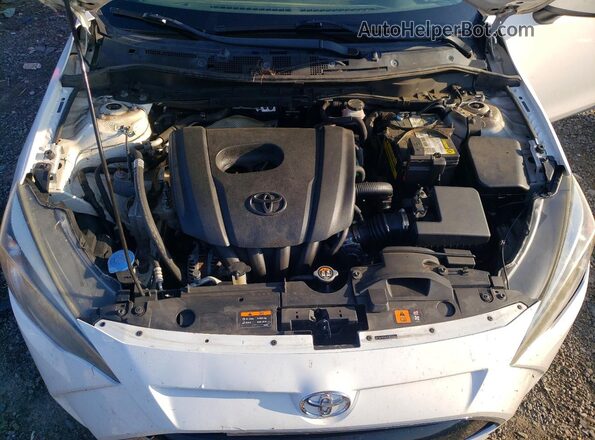 3MYDLBYV1JY303057 2018 TOYOTA YARIS White უკანა სალონის ხედი