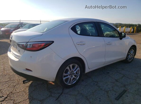 3MYDLBYV1JY303057 2018 TOYOTA YARIS White უკანა მარჯვენა