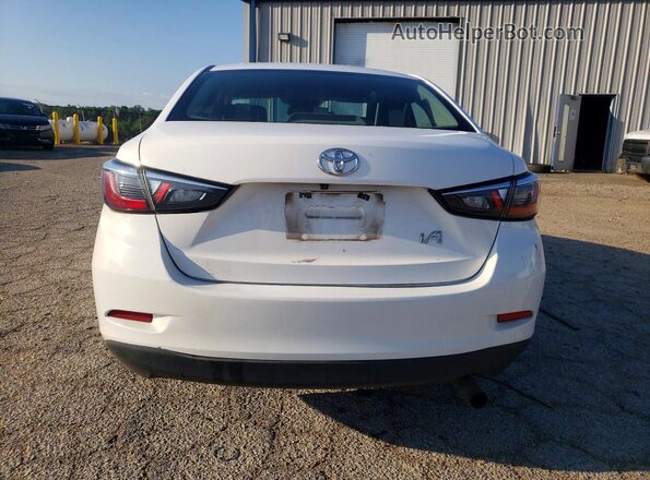 3MYDLBYV1JY303057 2018 TOYOTA YARIS White უკანა ხედი