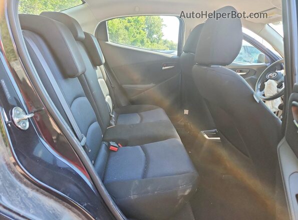 3MYDLBYV2HY167824 2017 TOYOTA YARIS Black Vista de los asientos traseros