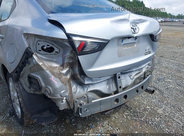 3MYDLBYV2HY168892 2017 TOYOTA YARIS IA Silver Widok z przodu