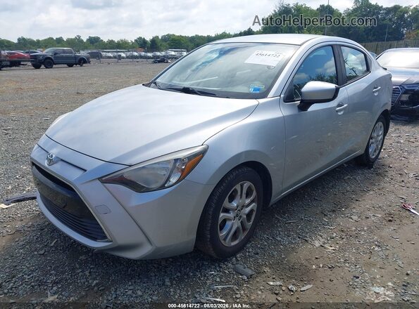 3MYDLBYV2HY168892 2017 TOYOTA YARIS IA Silver Przód lewy