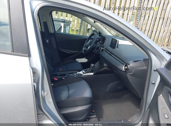 3MYDLBYV2HY168892 2017 TOYOTA YARIS IA Silver Widok wnętrza z przodu