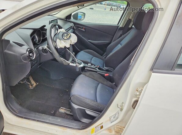 3MYDLBYV2HY180668 2017 TOYOTA YARIS White Սալոնի դիմացի տեսք