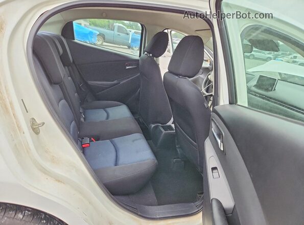 3MYDLBYV2HY180668 2017 TOYOTA YARIS White Հետևի նստատեղերի տեսք