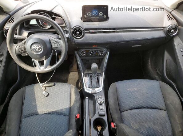 3MYDLBYV2HY195896 2017 TOYOTA YARIS Black Вид панелі приладів