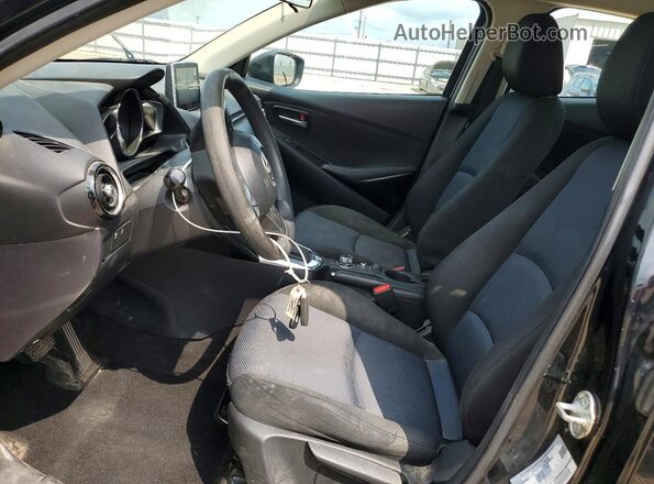 3MYDLBYV2HY195896 2017 TOYOTA YARIS Black Вид салону спереду
