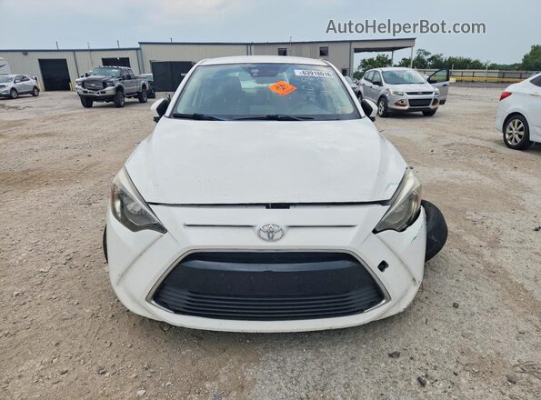 3MYDLBYV2JY308686 2018 TOYOTA YARIS White Front view