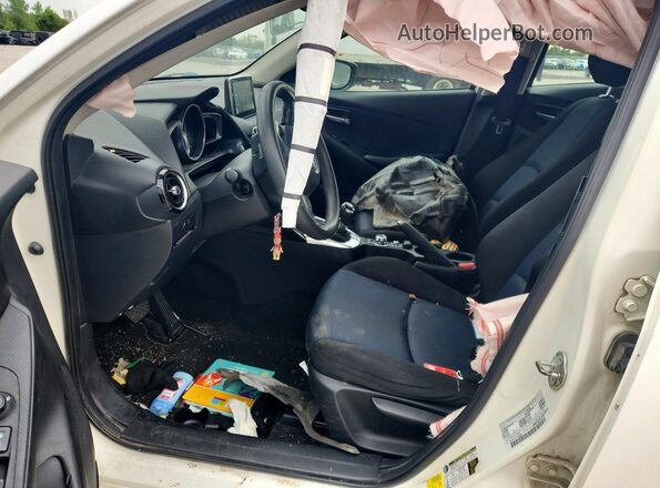 3MYDLBYV2JY308686 2018 TOYOTA YARIS White Front interior view