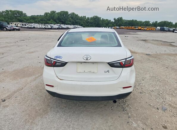 3MYDLBYV2JY308686 2018 TOYOTA YARIS White Rear view