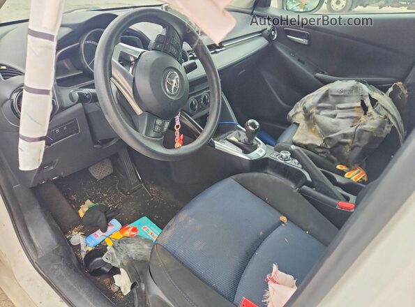 3MYDLBYV2JY308686 2018 TOYOTA YARIS White Dashboard view
