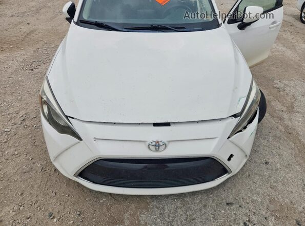 3MYDLBYV2JY308686 2018 TOYOTA YARIS White Rear interior view