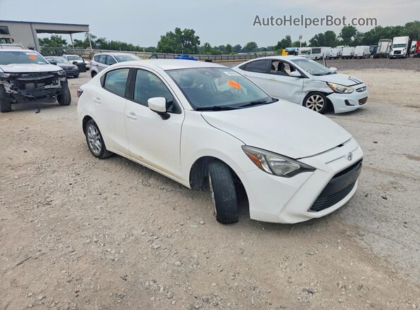 3MYDLBYV2JY308686 2018 TOYOTA YARIS White Front right