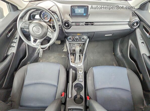 3MYDLBYV3HY171946 2017 TOYOTA YARIS Gray წინა პანელის ხედი