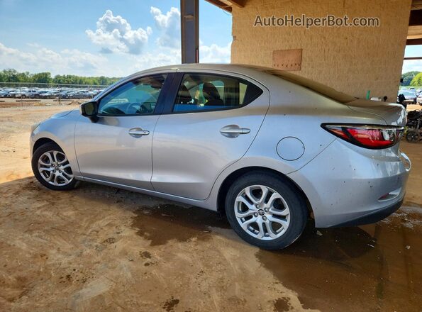 3MYDLBYV3HY195227 2017 TOYOTA YARIS Silver Trasero izquierdo