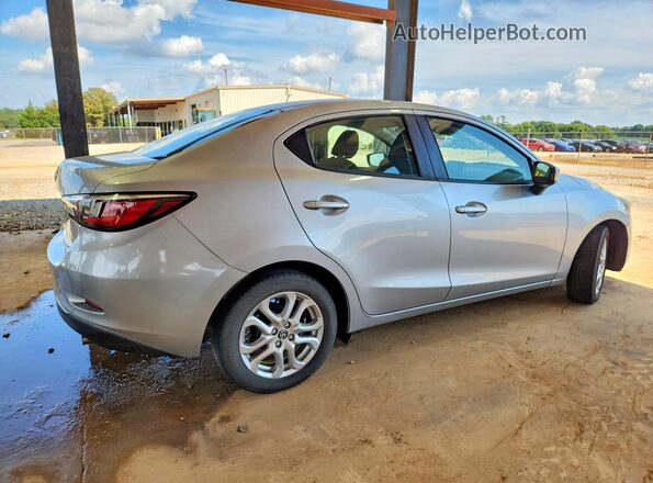 3MYDLBYV3HY195227 2017 TOYOTA YARIS Silver Trasero derecho