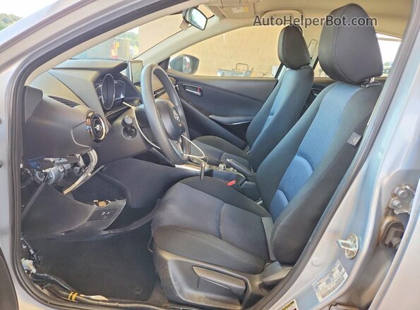 3MYDLBYV3HY195227 2017 TOYOTA YARIS Silver Vista interior delantera